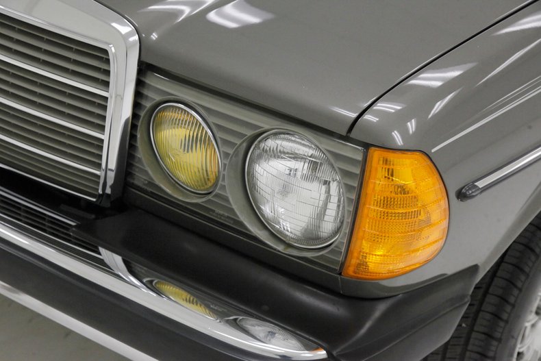 1983 Mercedes-Benz 300D Sedan