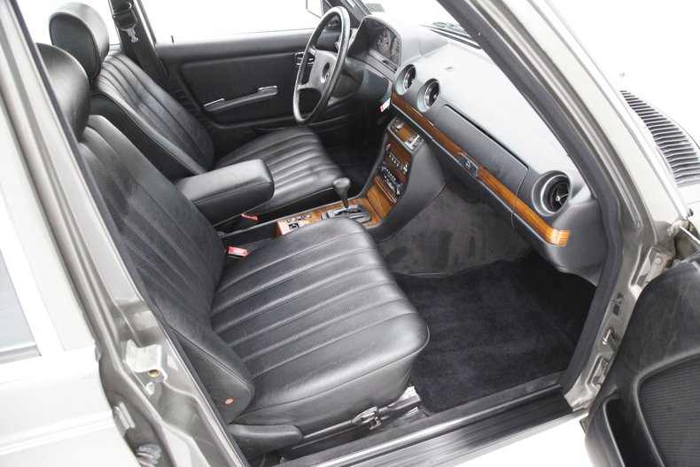 1983 Mercedes-Benz 300D Sedan