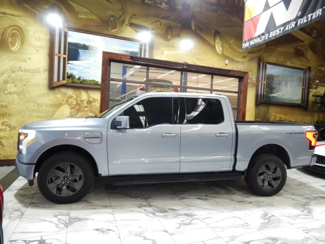 2022 Ford F-150 Lightning XLT 4WD