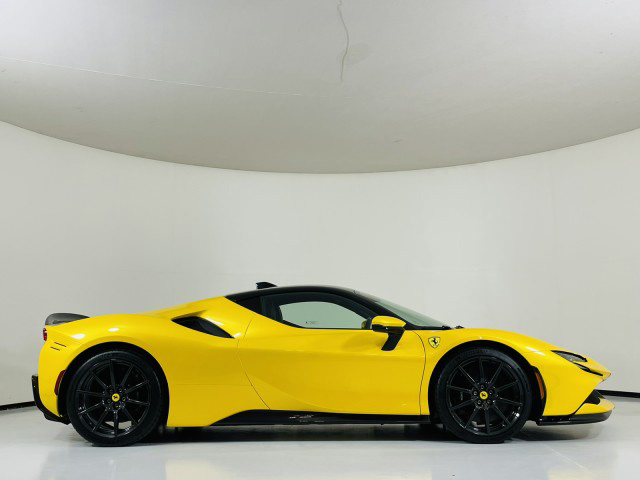 2022 Ferrari SF90 Stradale Highly optioned / Tons of Carbon Fibre