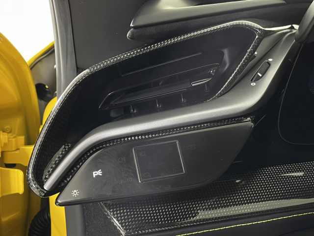 2022 Ferrari SF90 Stradale Highly optioned / Tons of Carbon Fibre