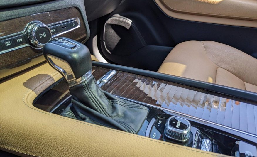 2016 Volvo XC90 T6 Momentum