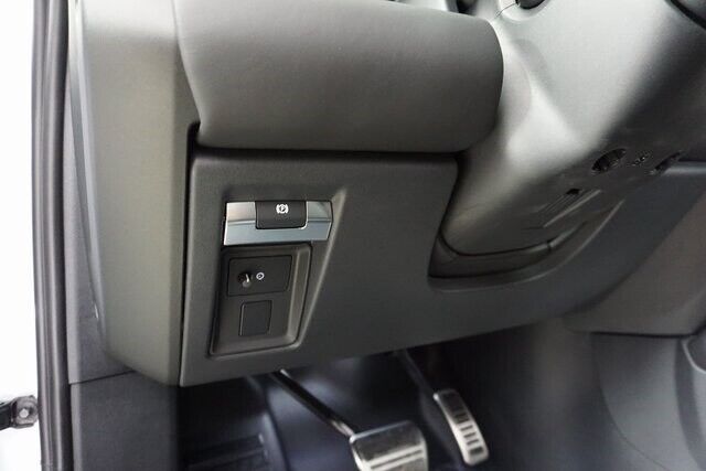 2023 Land Rover Defender V8