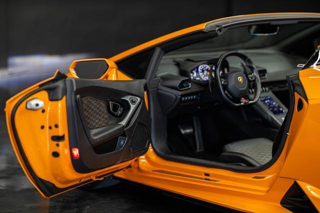 2022 Lamborghini Huracan EVO RWD Spyder Convertible 2D