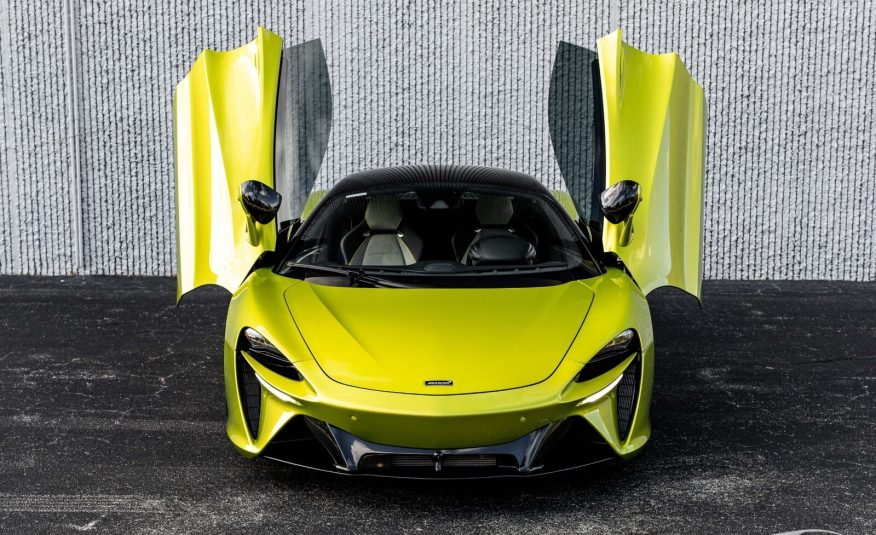 2023 McLaren Artura