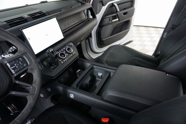 2023 Land Rover Defender V8
