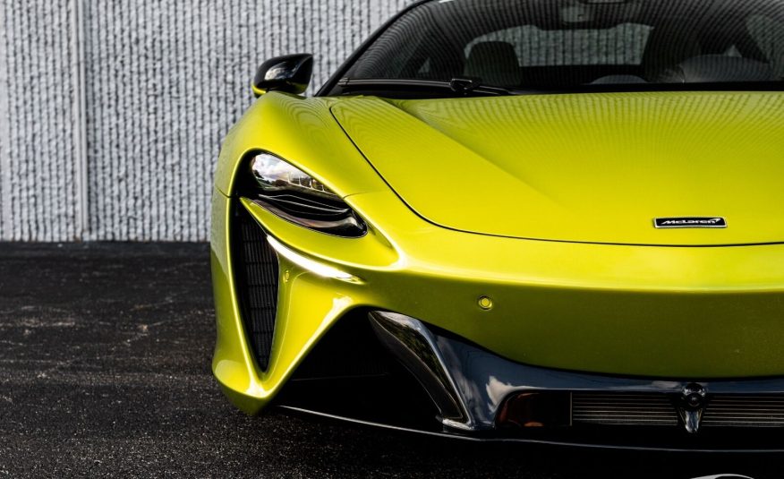 2023 McLaren Artura