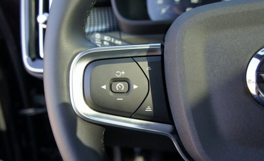 2022 Volvo XC40 R-Design