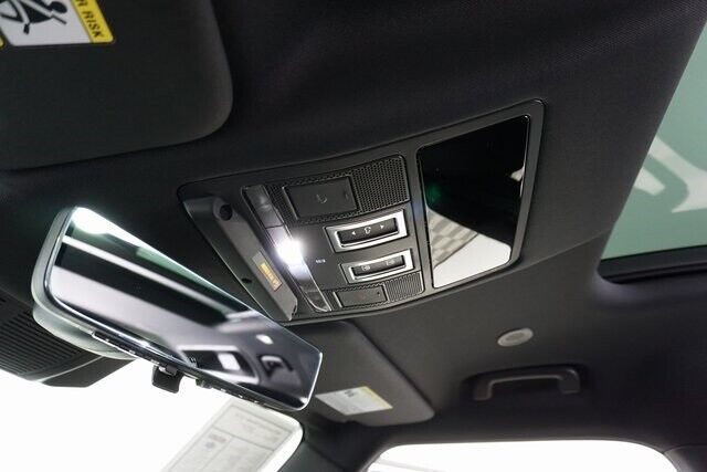 2023 Land Rover Defender V8