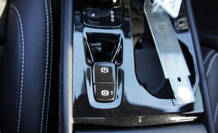 2022 Volvo XC40 R-Design