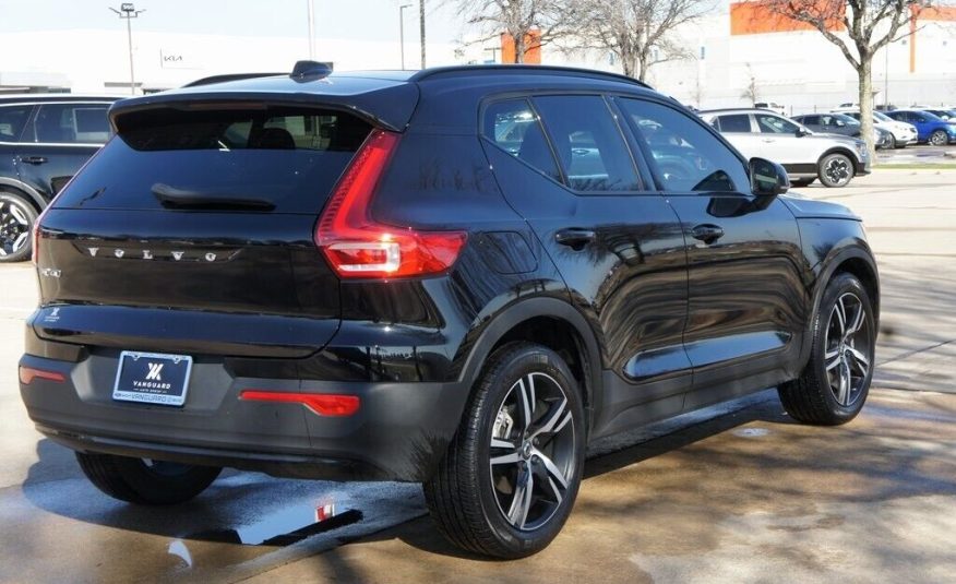 2022 Volvo XC40 R-Design