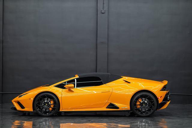 2022 Lamborghini Huracan EVO RWD Spyder Convertible 2D