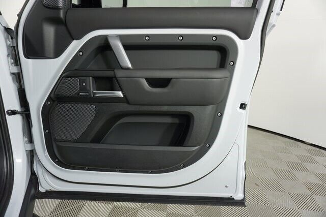 2023 Land Rover Defender V8