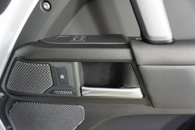 2023 Land Rover Defender V8