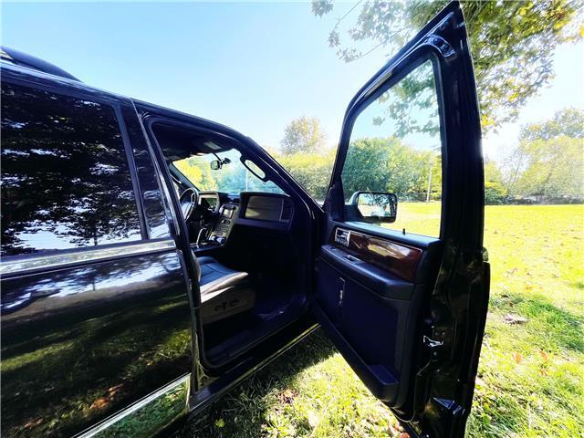 2011 Lincoln Navigator LUXURY LIMOUSINE