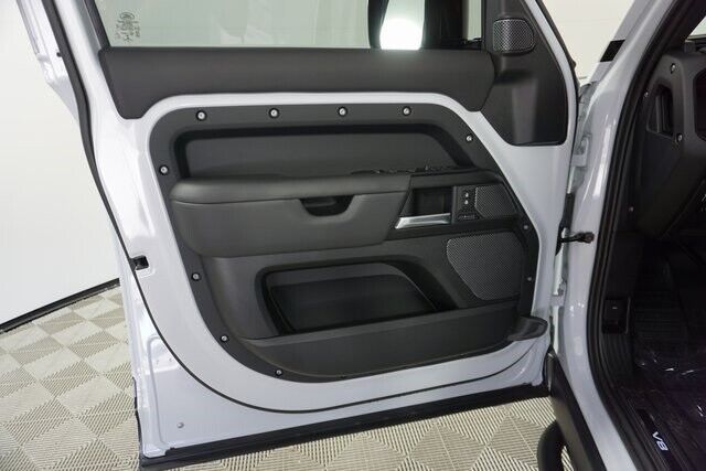 2023 Land Rover Defender V8
