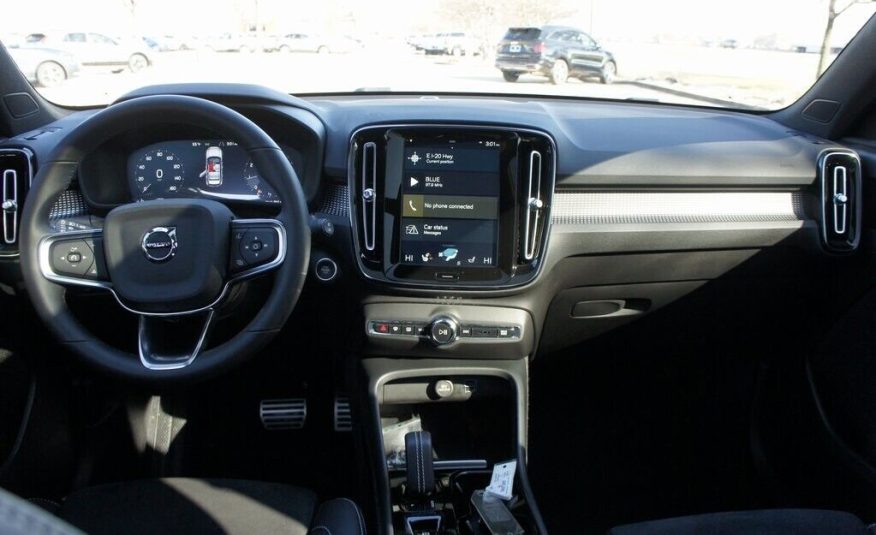 2022 Volvo XC40 R-Design