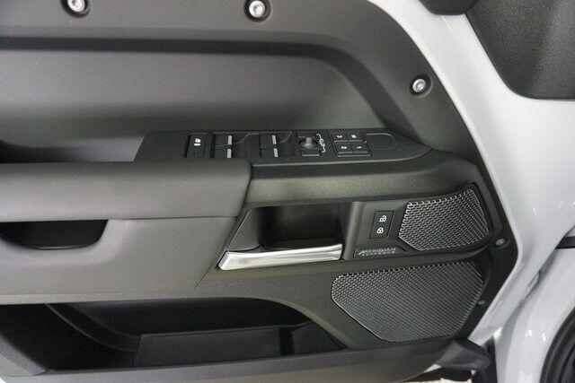 2023 Land Rover Defender V8
