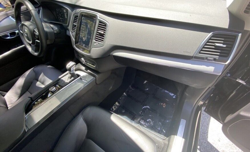 2022 Volvo XC90 T5 Momentum